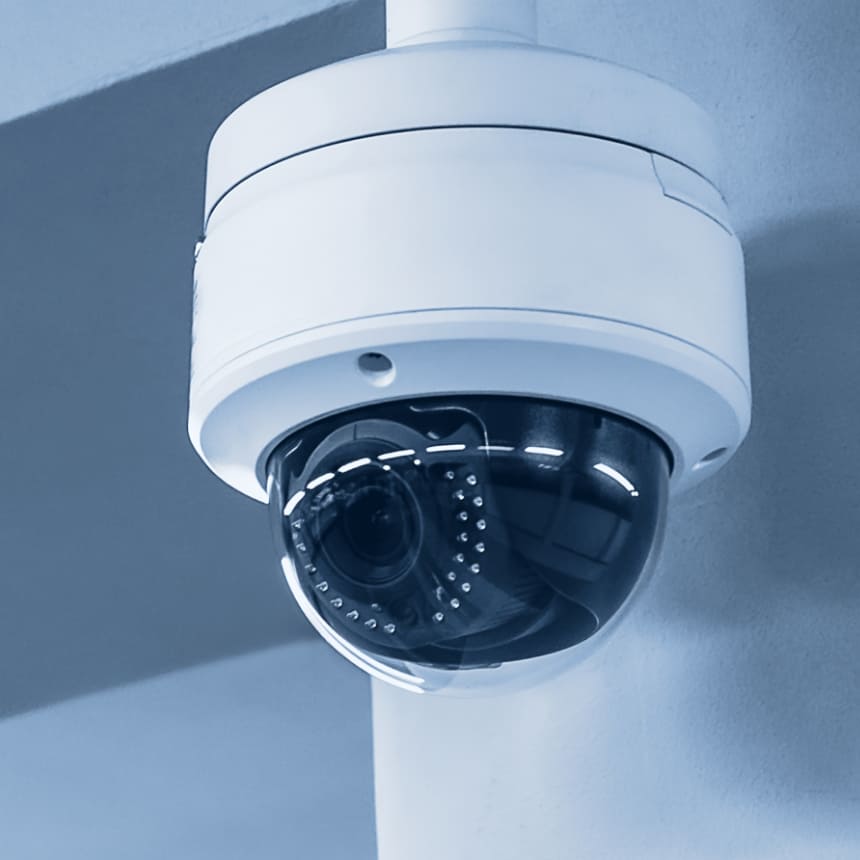 Caméra de vidéosurveillance dôme fixée au plafond