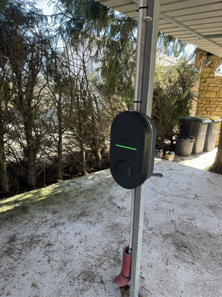 Borne de recharge pour voiture électrique installée en extérieur