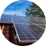 Photovoltaïque : panneaux solaires sur un toit en tuiles