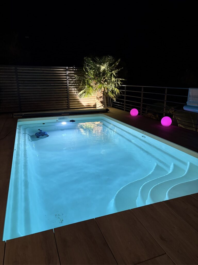 Piscine éclairée de nuit, spots et boules lumineuses