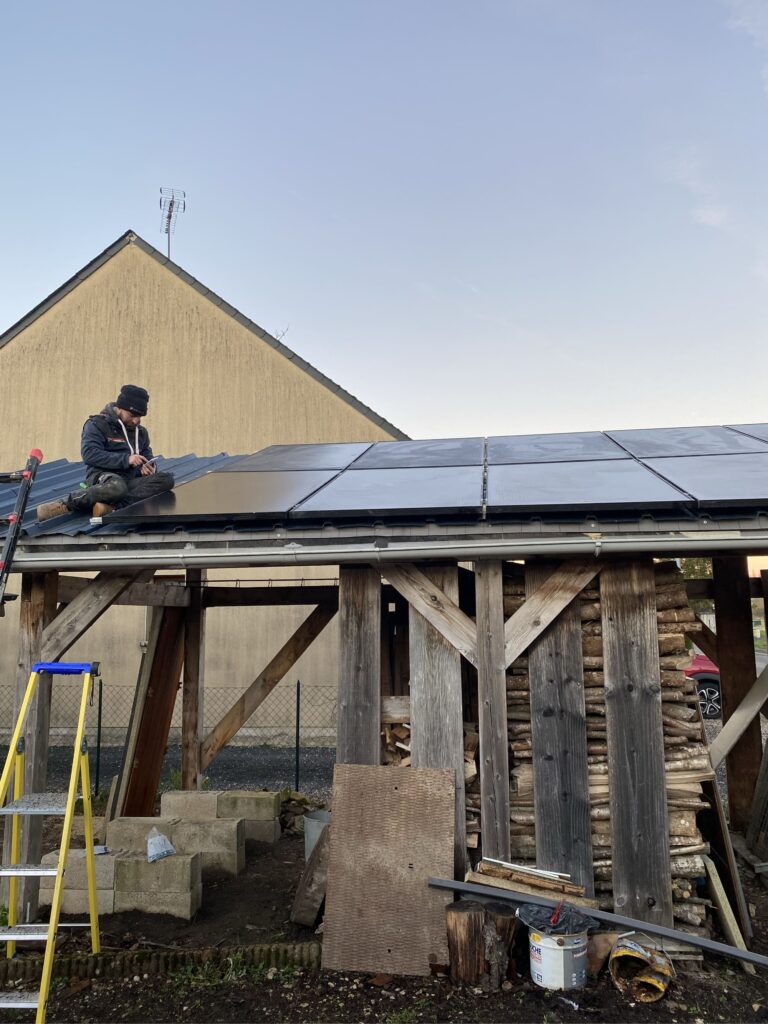 Pose de panneaux photovoltaïques sur la toiture d’un bâtiment en bois