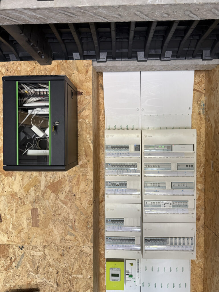 Tableaux électriques et coffret de communication d’une maison domotique à Arreux