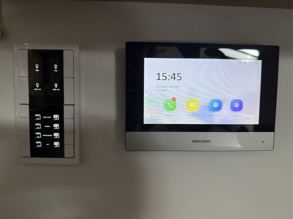 Moniteur d’interphone vidéo et boutons poussoirs KNX muraux