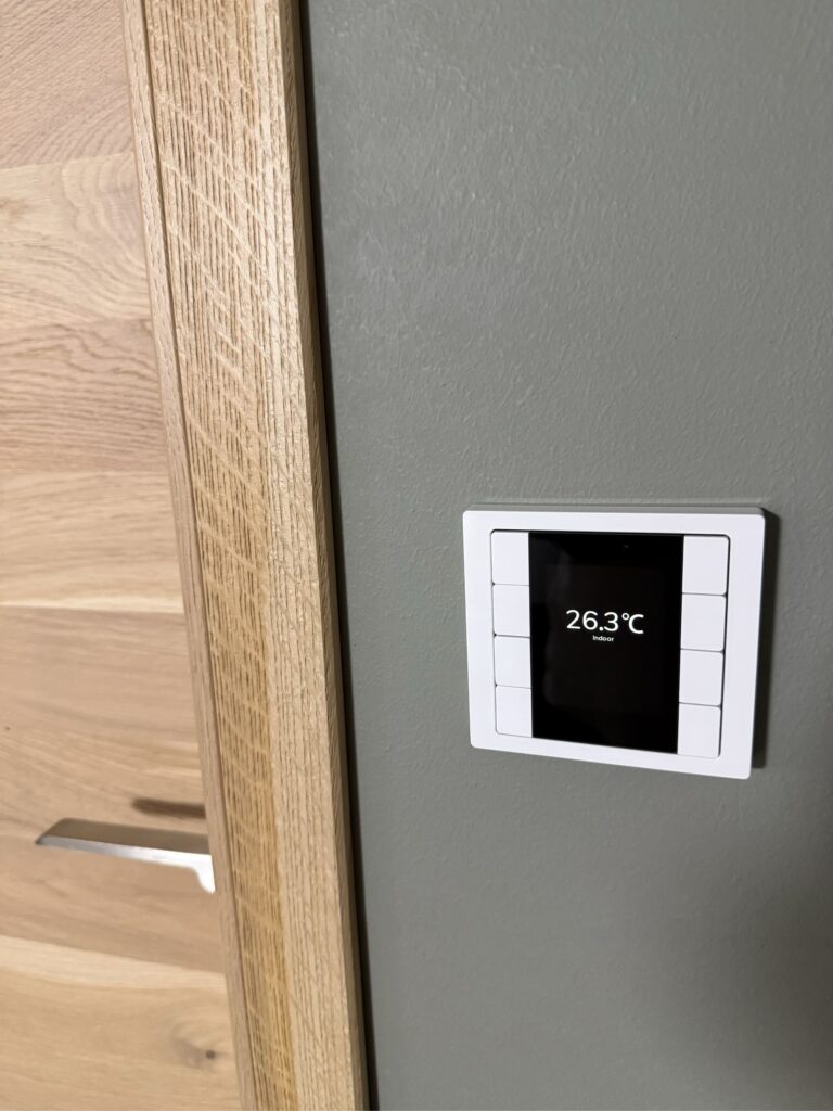Thermostat encastré affichant la température ambiante