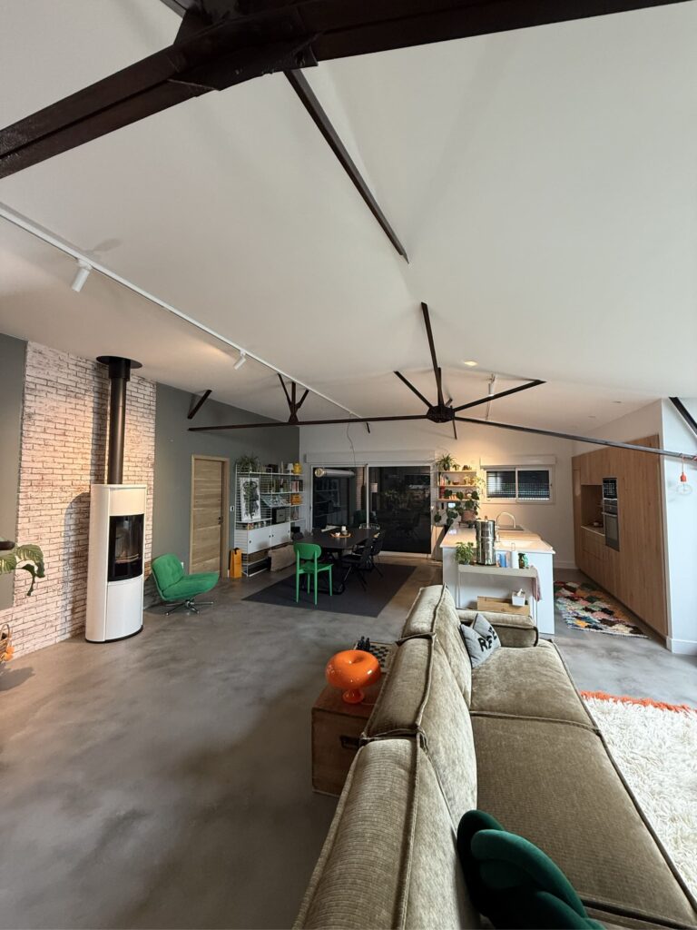 Grand séjour ouvert d’une maison rénovée et domotisée
