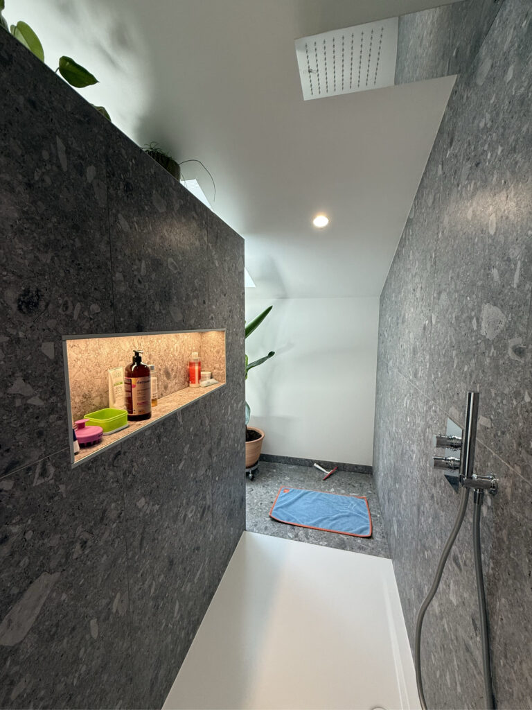 Salle de bain moderne avec niche éclairée par bandeau lumineux