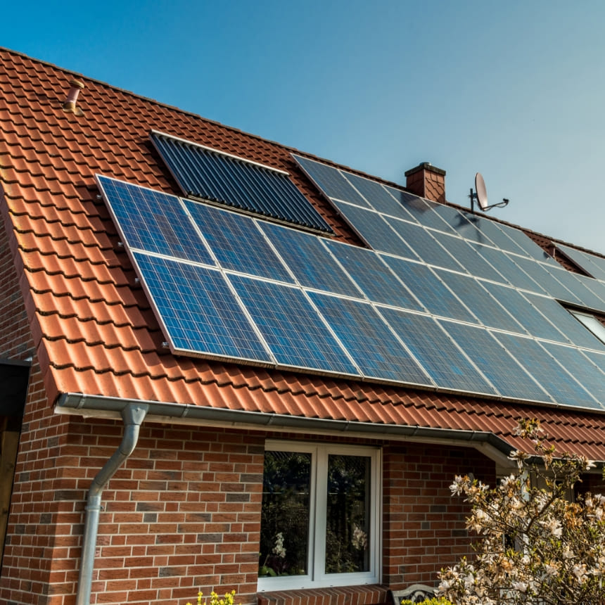 Maison en briques équipée de panneaux photovoltaïques en toiture
