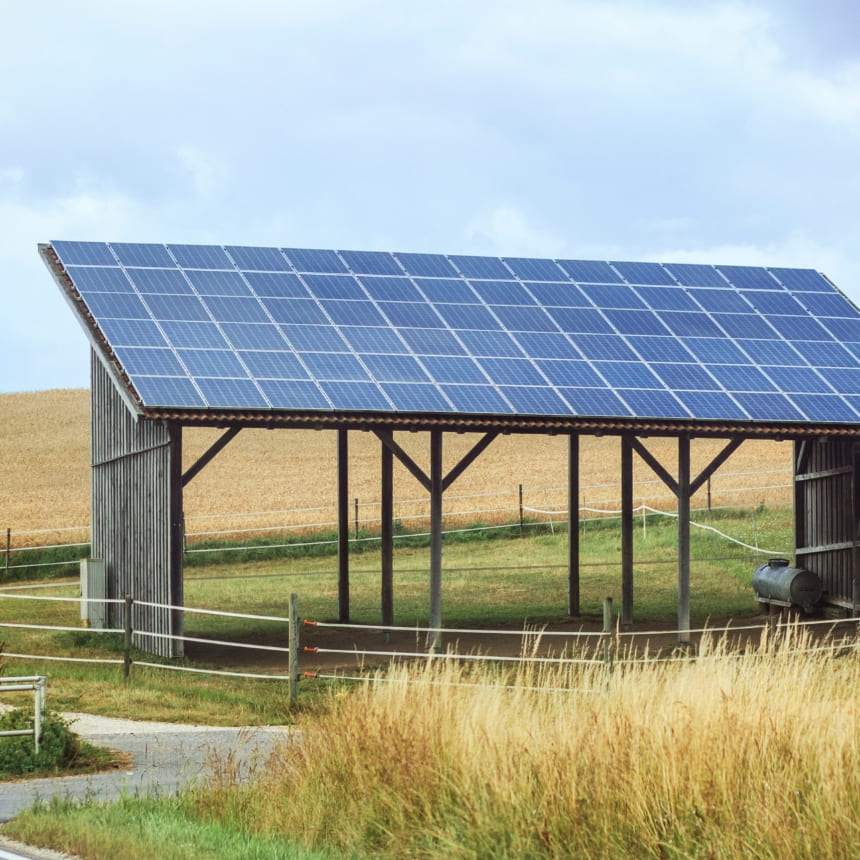 Hangar agricole dont le pan de toit est couvert de panneaux photovoltaïques
