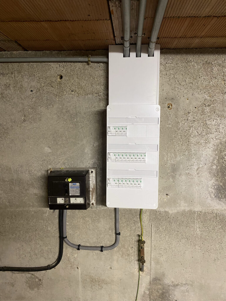 Tableau électrique neuf posé après remise aux normes